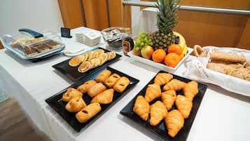Desayuno buffet entre semana (EUR 12.90 por persona)