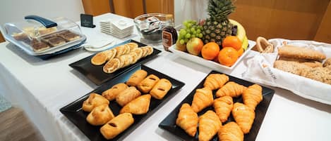Ontbijtbuffet op werkdagen (EUR 12.90 per persoon)