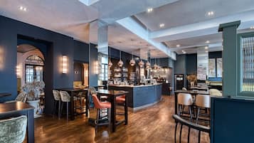 Serves lunch and dinner