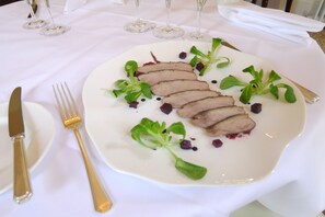 Petit-déjeuner, déjeuner et dîner servis sur place