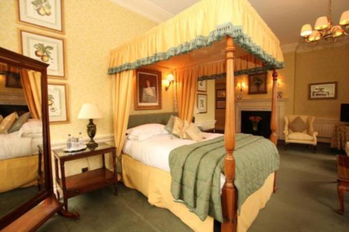 Superior Double or Twin Room | Desk, cots/infant beds, bed sheets