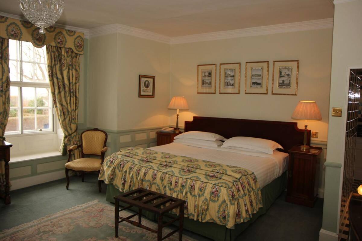 Standard Double Room | Desk, cots/infant beds, bed sheets