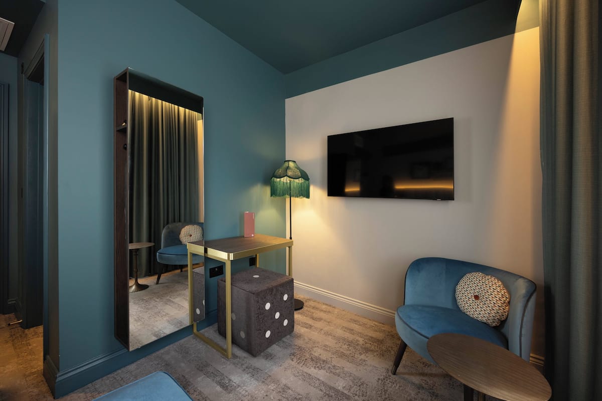 Premium Room, 1 Queen Bed | Room amenity