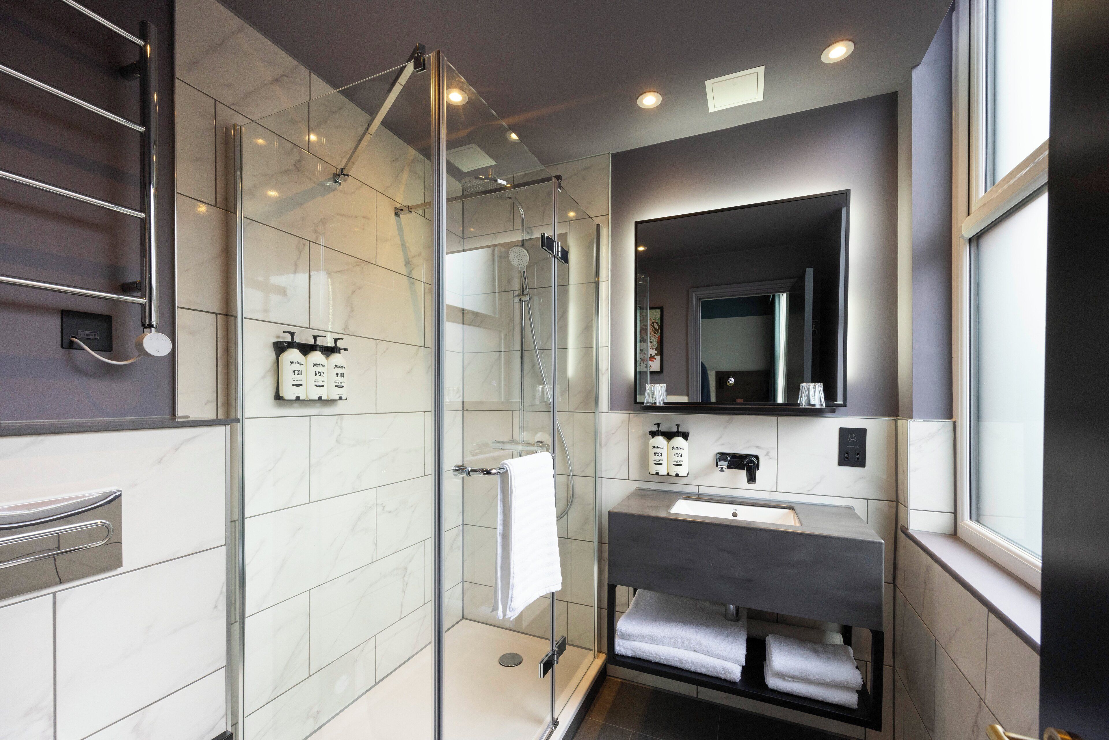 Premium Room | Bathroom | Combined shower/tub, free toiletries, hair dryer, towels