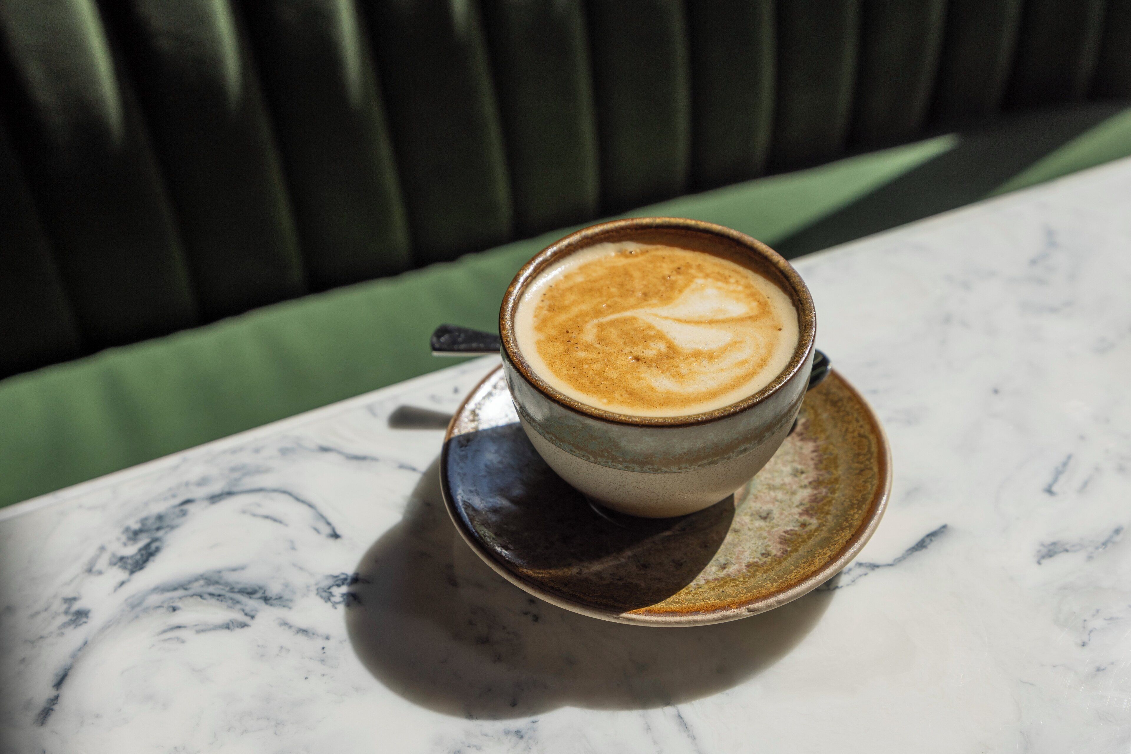 Eine Kaffeetasse auf einem Untertasse auf einem Marmortisch.