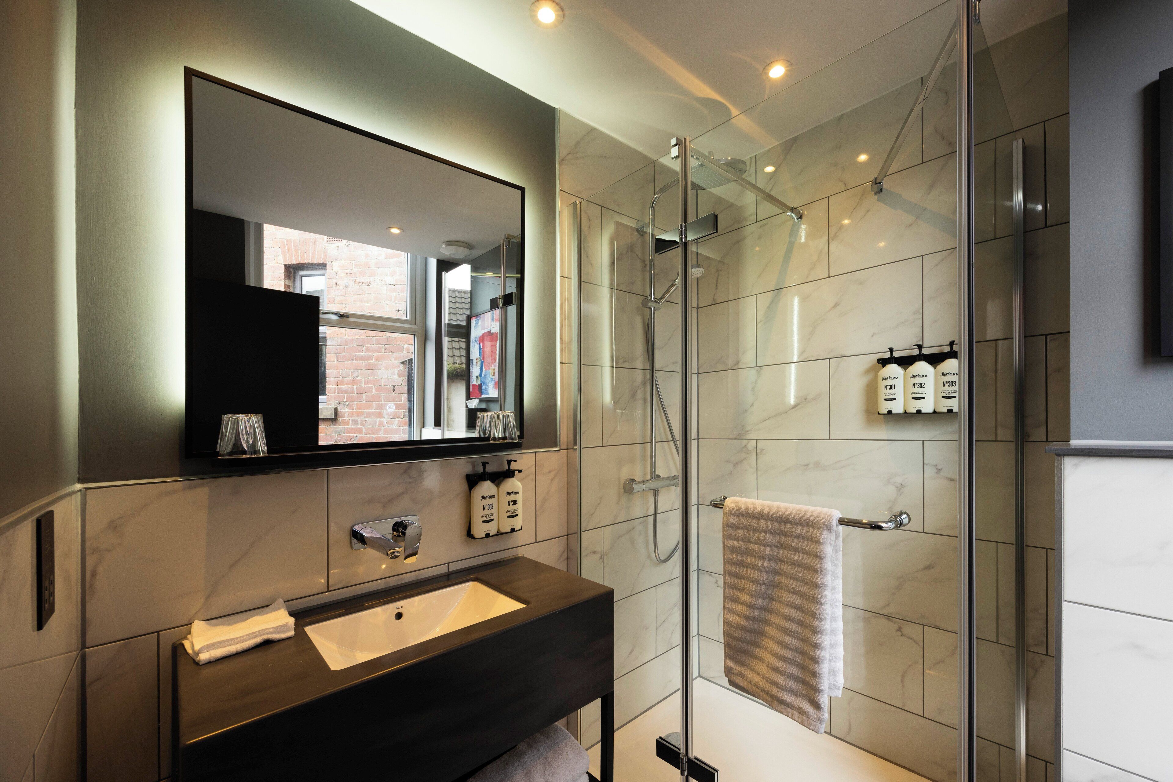 Habitación estándar | Baño | Tina con regadera, amenidades de baño gratuitas, secadora de cabello 
