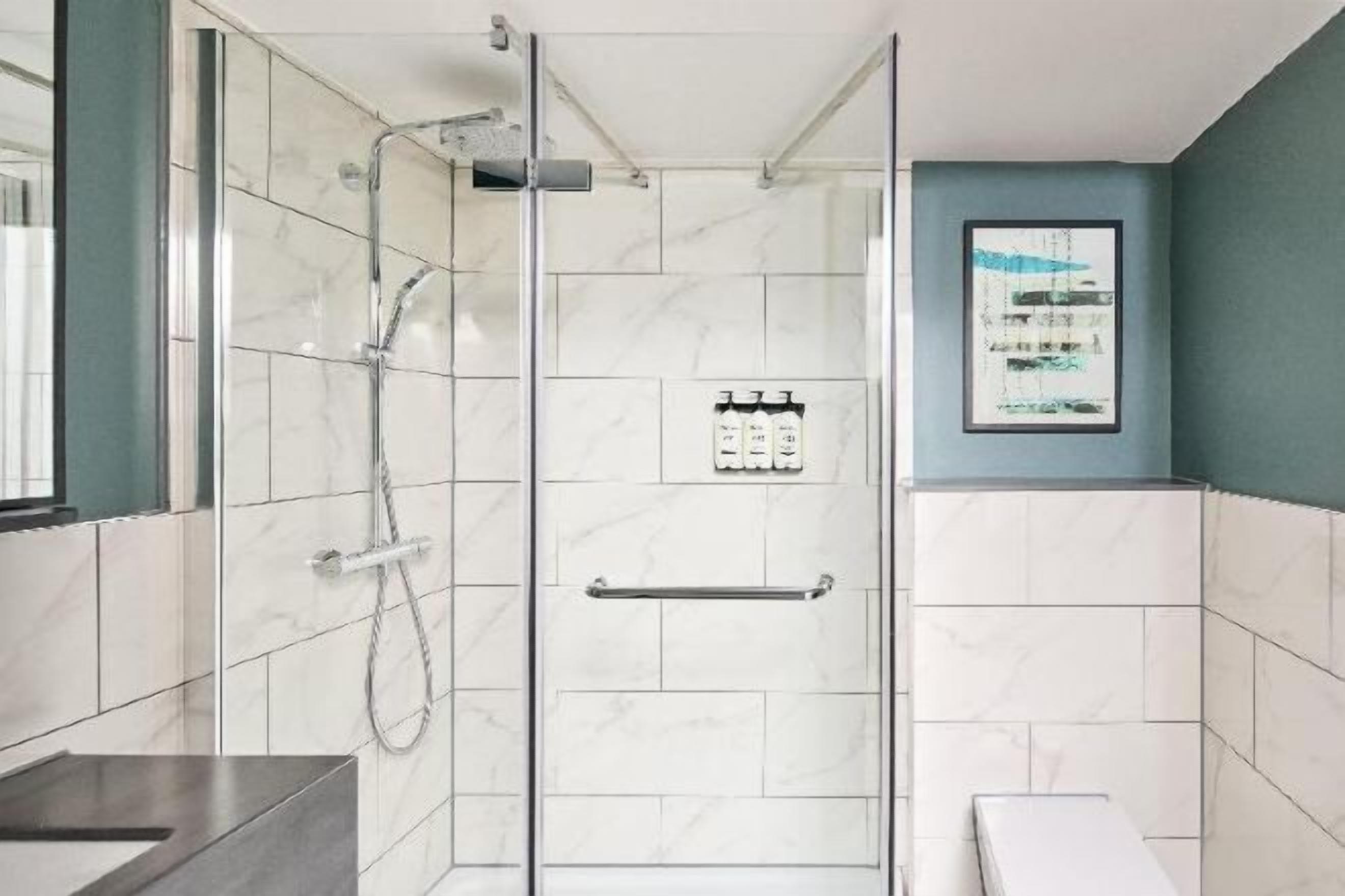 Badkar/dusch, gratis toalettartiklar, hårtork och handdukar