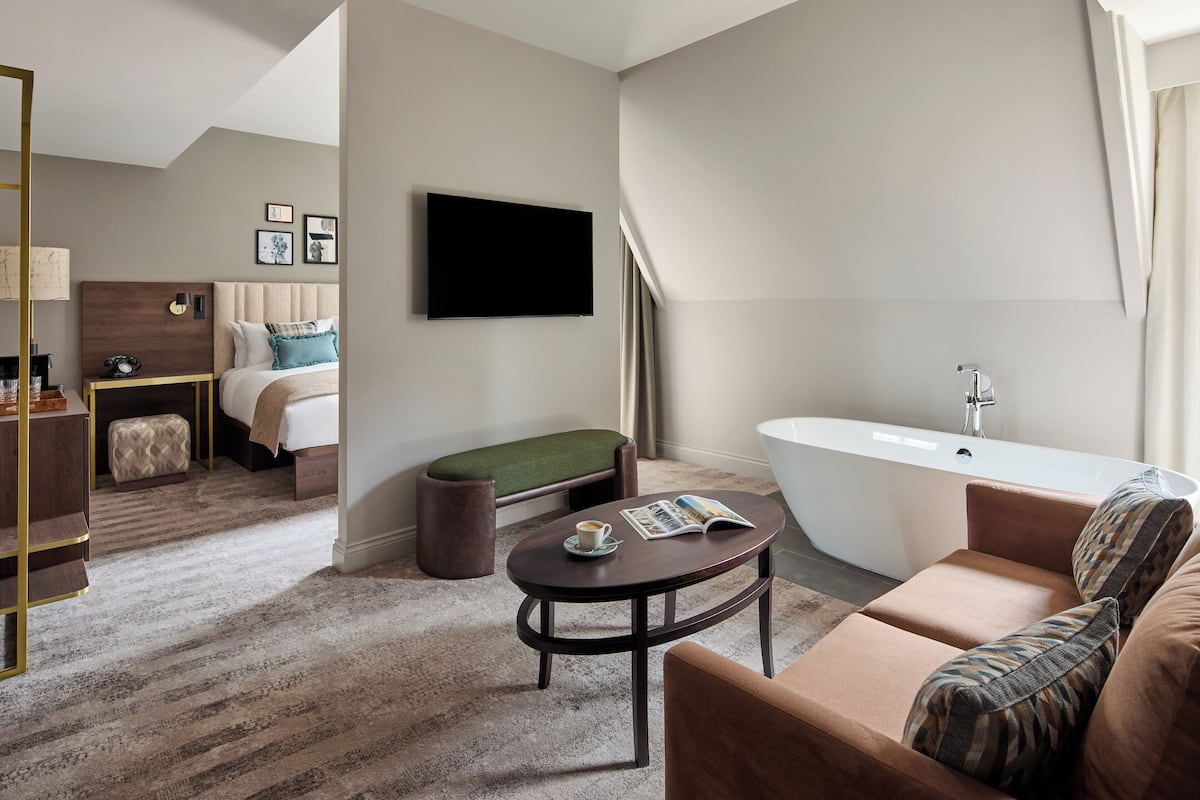 Suite, 1 Bedroom (Freestanding Bath) | Premium bedding, desk, laptop workspace, iron/ironing board