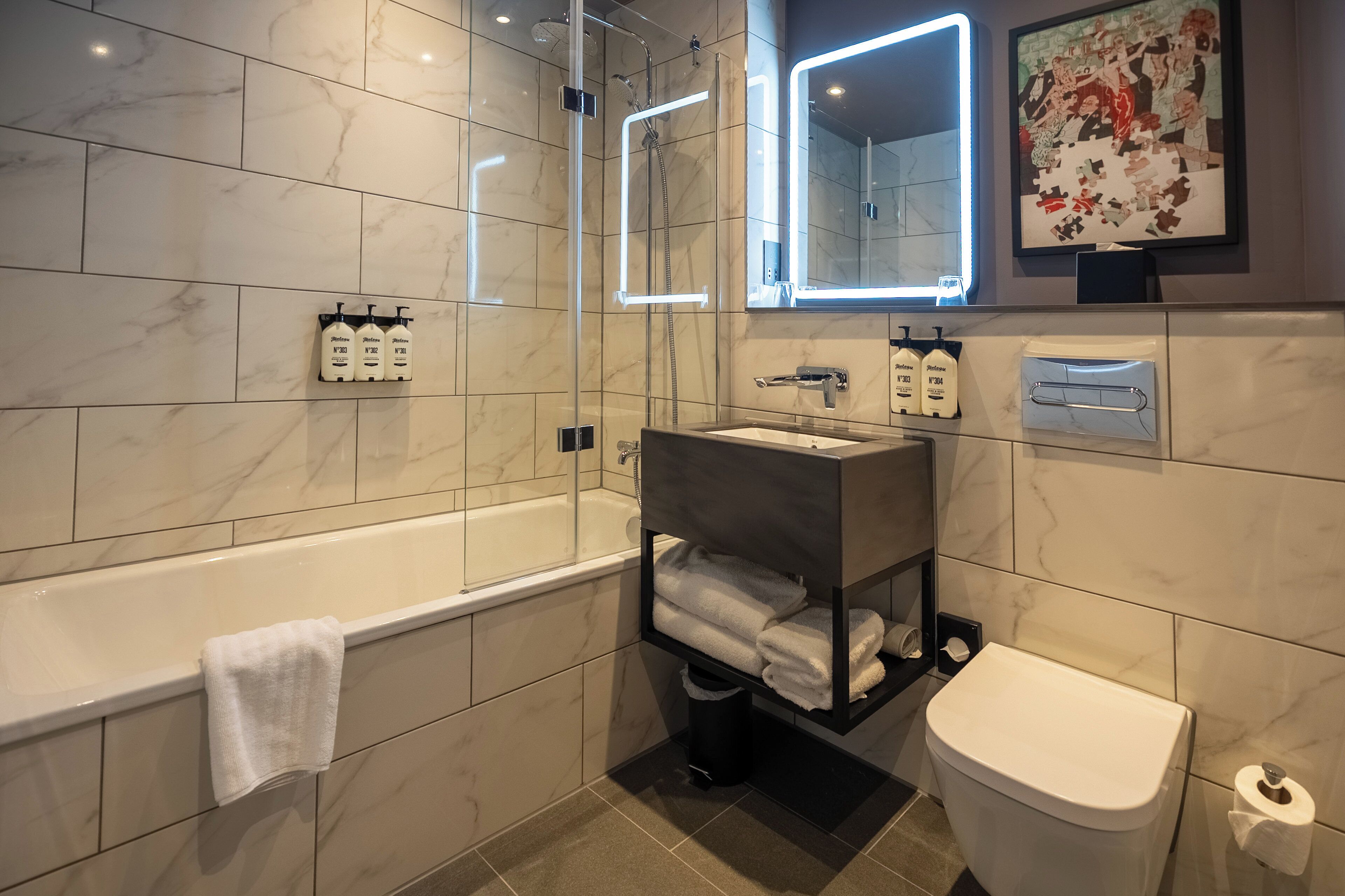 Premium-rum - 2 dubbelsängar | Badrum | Badkar/dusch, gratis toalettartiklar, hårtork och handdukar