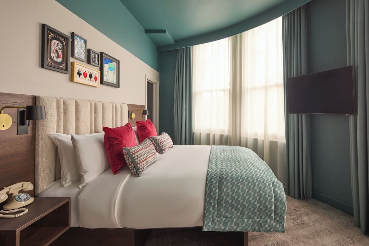 Premium Room, 1 Queen Bed with Sofa bed | Premium bedding, desk, laptop workspace, iron/ironing board