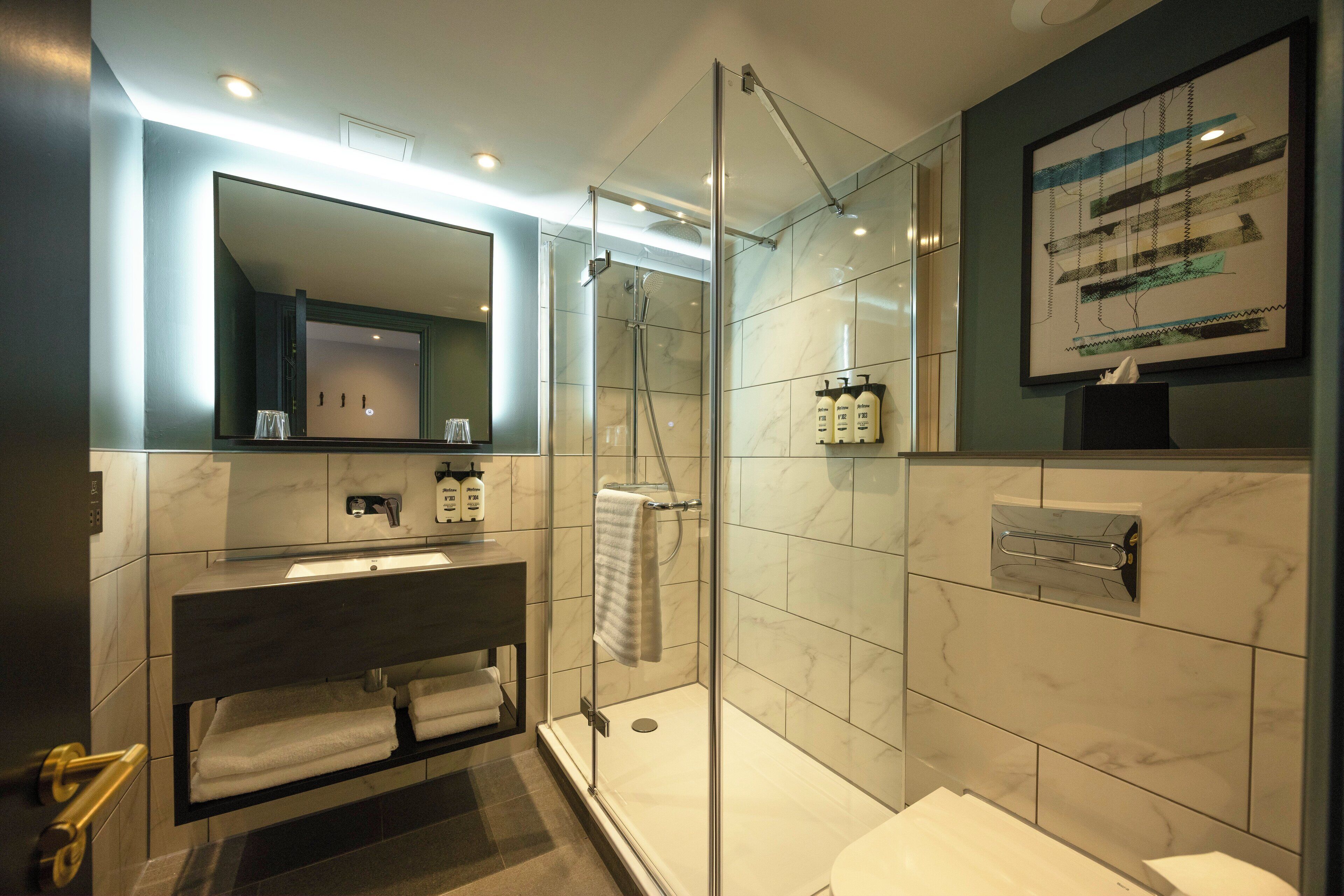 Rum - 1 dubbelsäng | Badrum | Badkar/dusch, gratis toalettartiklar, hårtork och handdukar