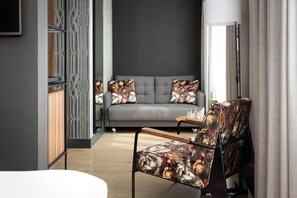 1 dormitorio, minibar, escritorio y cortinas opacas