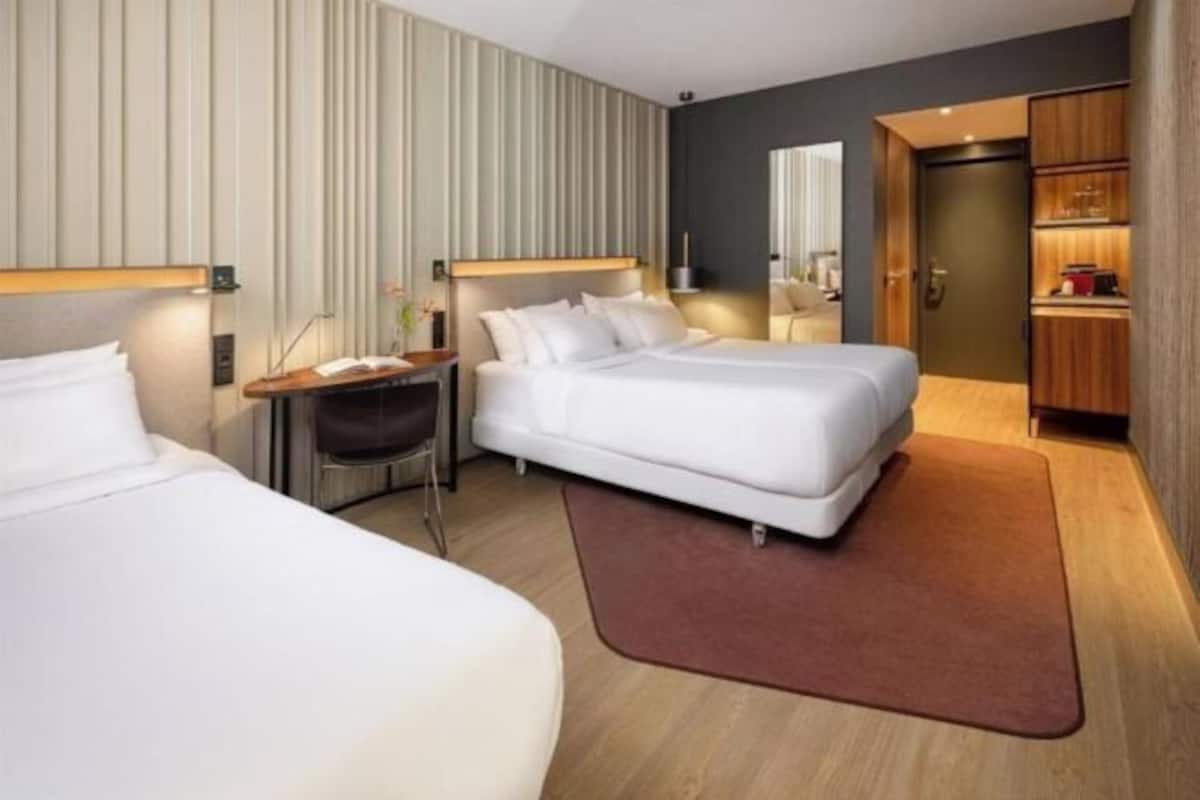 Minibar, escritorio, cortinas blackout y insonorización