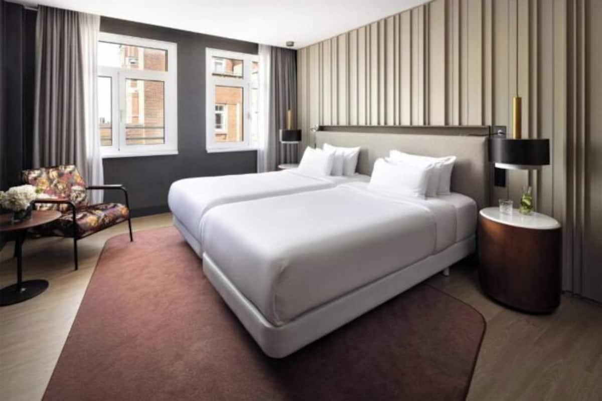 Minibar, escritorio, cortinas blackout y insonorización