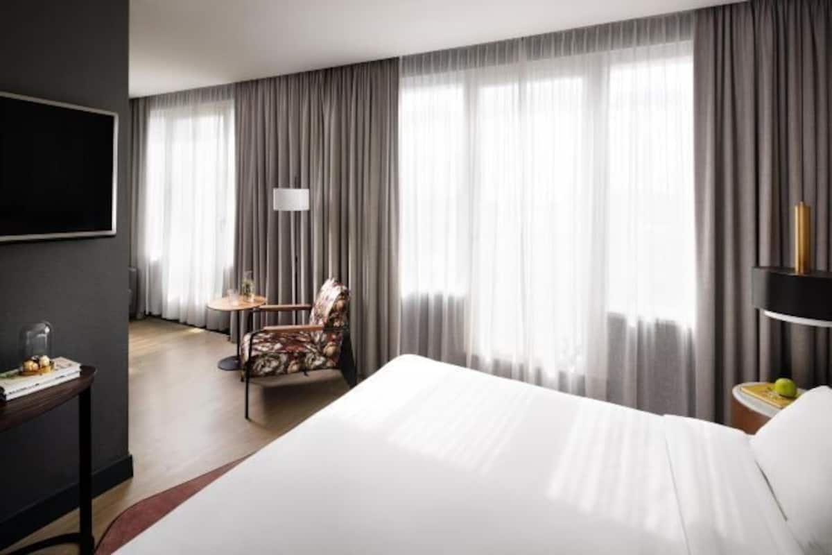 Minibar, escritorio, cortinas blackout y insonorización