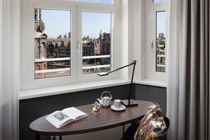 Suite junior | 1 dormitorio, minibar, escritorio y cortinas opacas