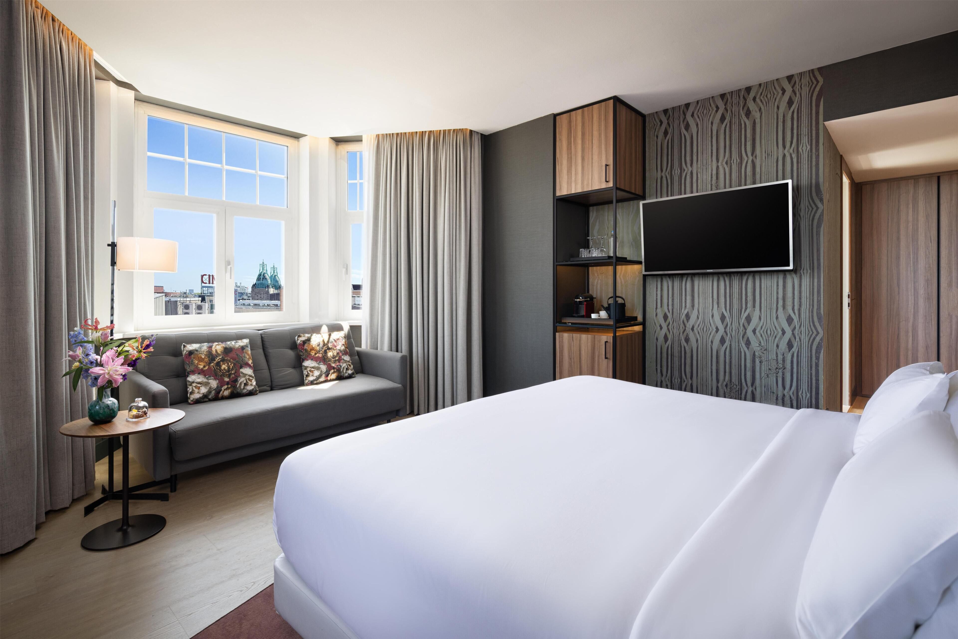 Minibar, escritorio, cortinas blackout y sistema de insonorización 