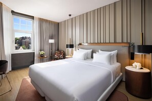 Minibar, meja kerja, tirai kedap cahaya, dan kedap suara