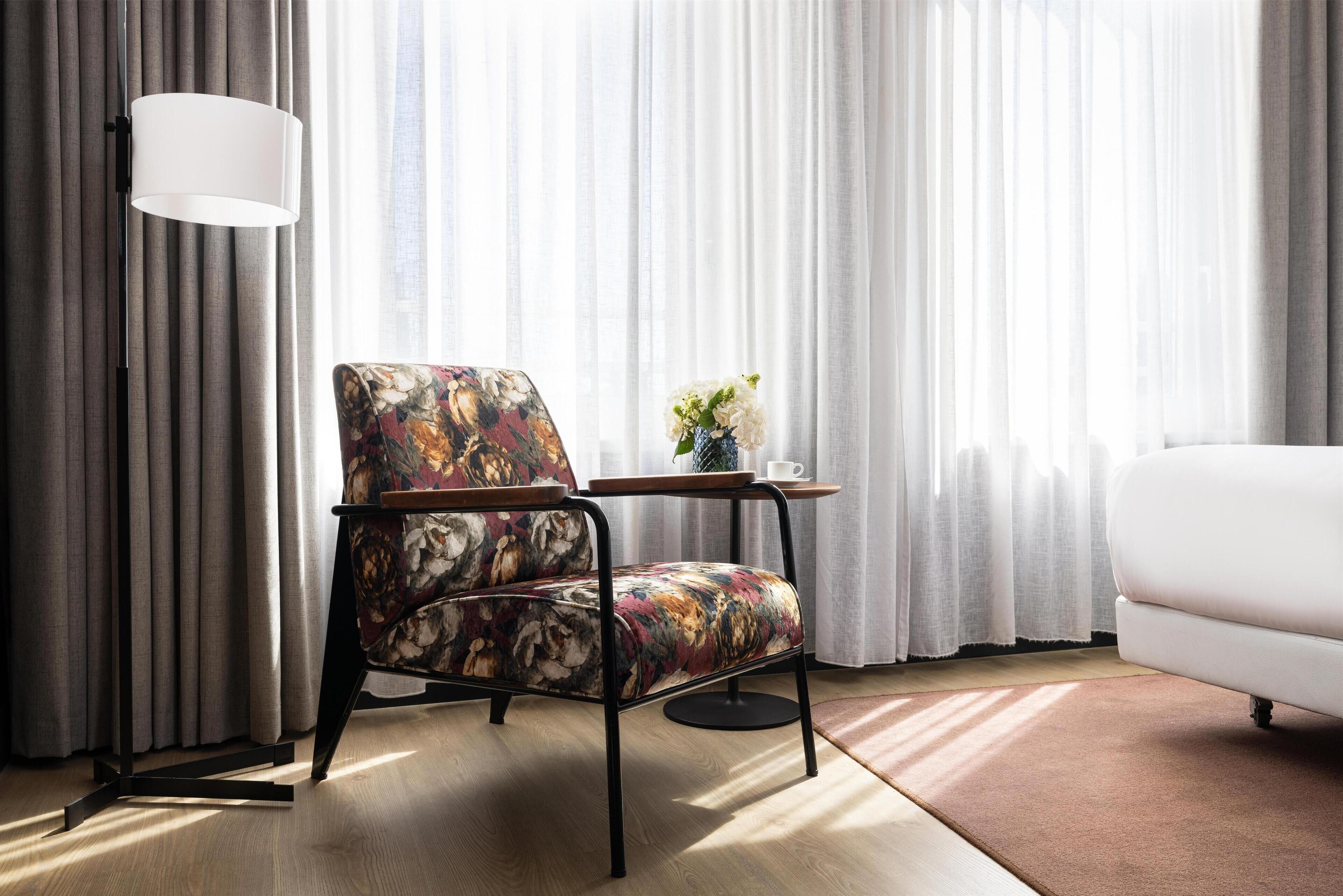 Minibar, bàn, màn/rèm cản sáng, phòng cách âm 