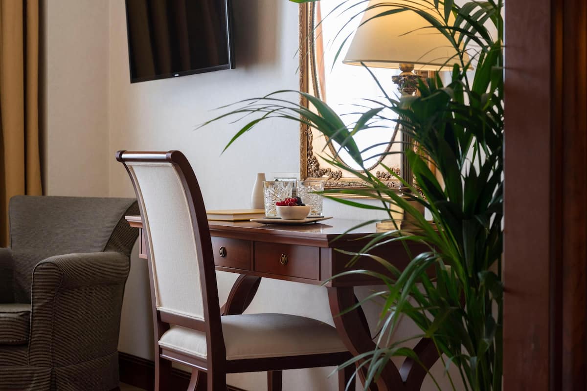 Premium bedding, minibar, in-room safe, desk