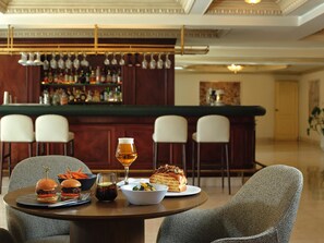 2 restaurants; breakfast, lunch, and dinner served