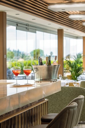 2 bars/lounges, rooftop bar
