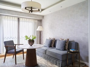 Luxe beddengoed, een minibar, een kluis op de kamer, een bureau