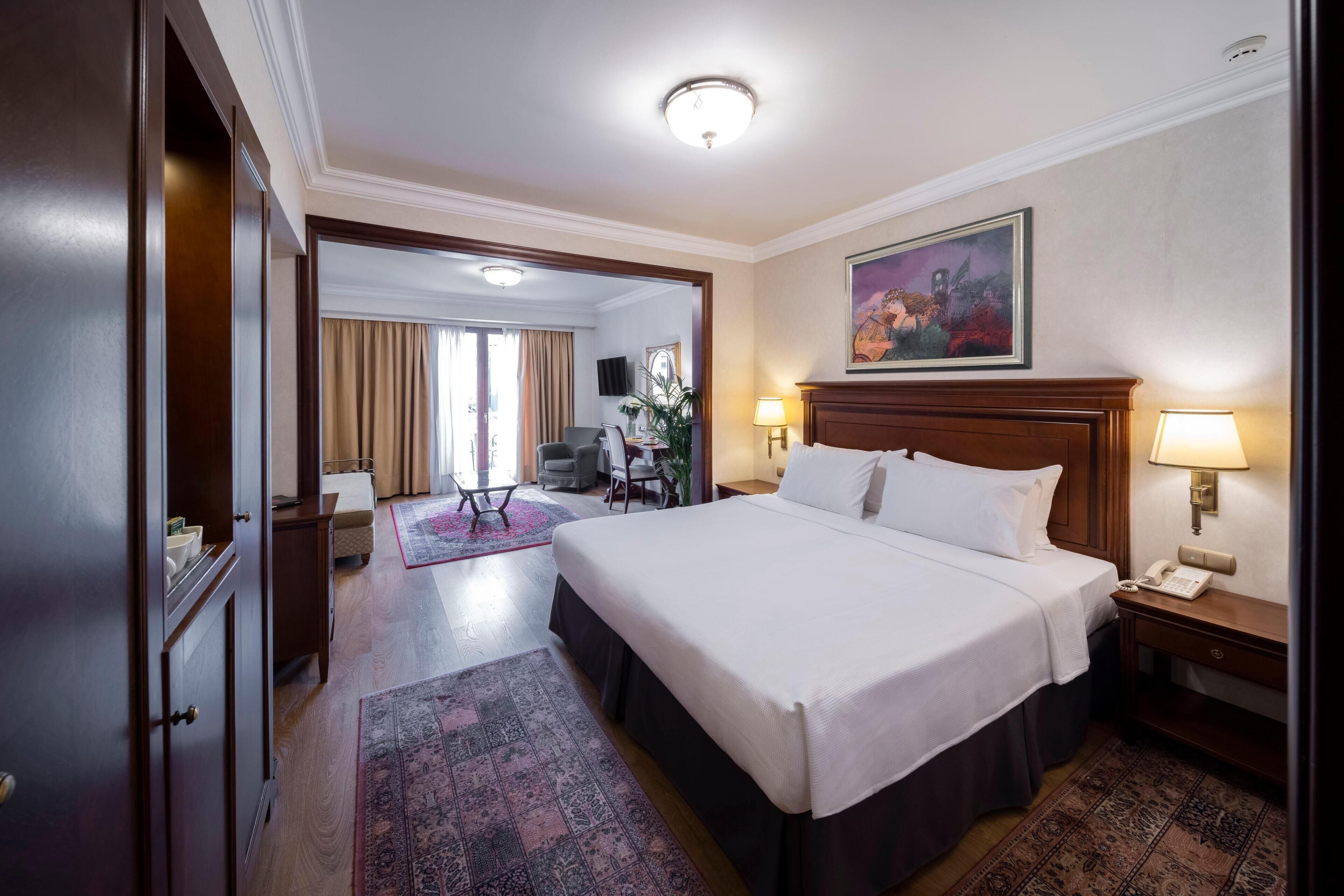 Junior Suite, Garden View | Premium bedding, minibar, in-room safe, desk