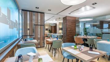 Petit déjeuner, déjeuner et dîner servis sur place