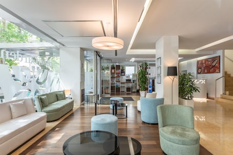 Breakfast, lunch and dinner served . Hilton Garden Inn Rome Claridge