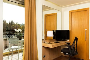 Superior Room, 1 King Bed | Premium bedding, minibar, in-room safe, desk