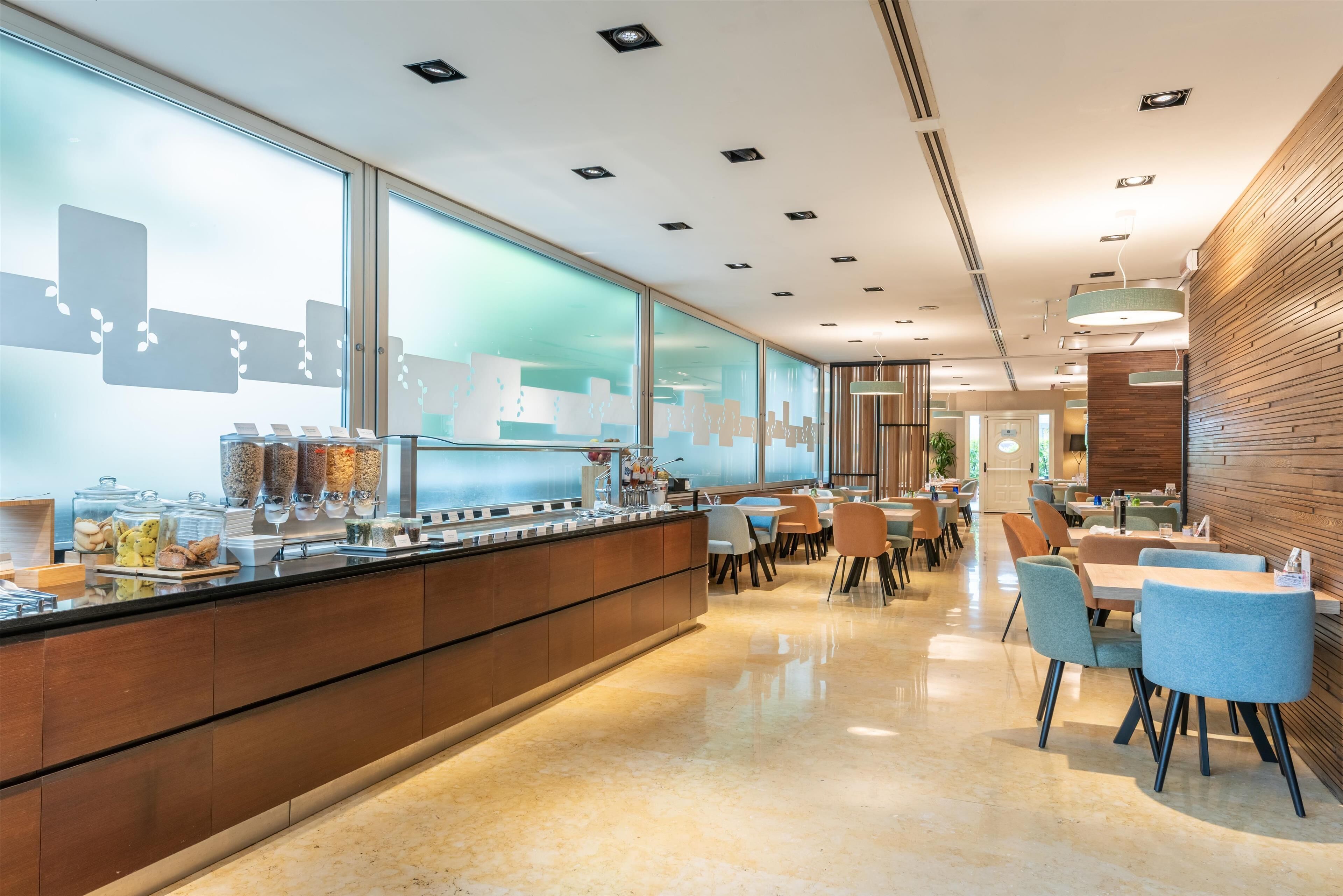 breakfast, lunch and dinner served