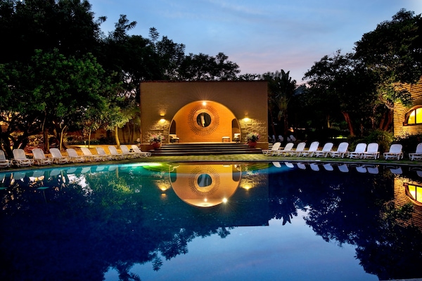 Una piscina al aire libre (de 08:00 a 19:00), sombrillas, tumbonas