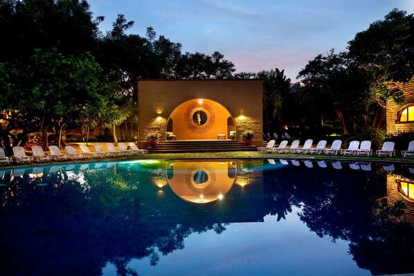 Una piscina al aire libre, tumbonas