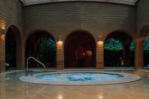 Salas de tratamiento para parejas, un sauna, una bañera de hidromasaje