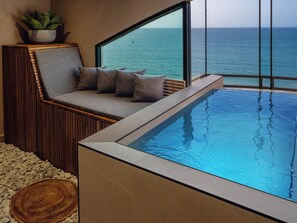 Luxe kamer, 1 kingsize bed, privézwembad, uitzicht op zee | Terras