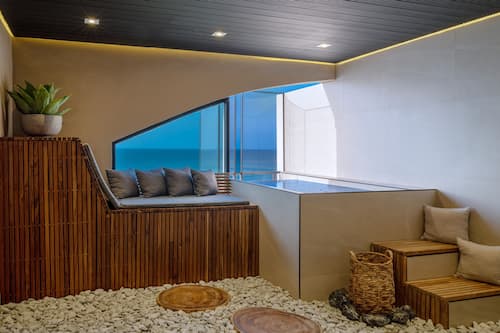 Agua de O:live Master Suite | Premium bedding, down comforters, pillowtop beds, minibar