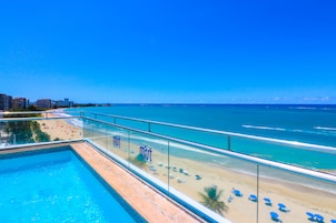 Piscina externa, guarda-sóis, espreguiçadeiras