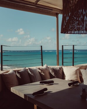 2 restaurants, serveren ontbijt