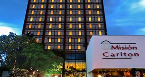 Front of property – evening/night - HMB Guadalajara Centro (Guadalajara)