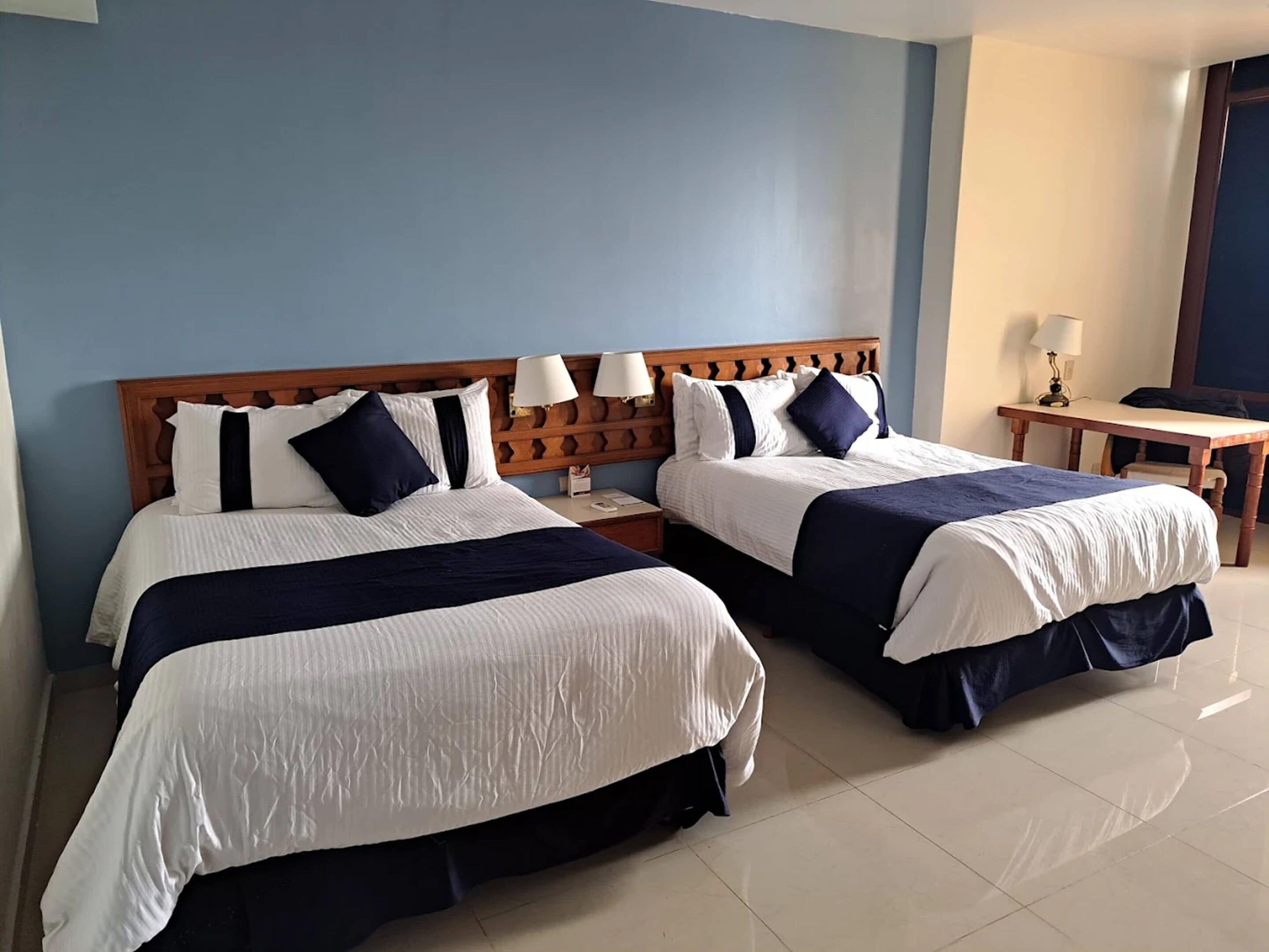 Quarto, 2 camas de casal (Preferencial) | Ferros/tábuas de passar roupa, Wi-Fi de cortesia, despertadores