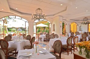 Se sirven desayunos, comidas, cenas y cocina internacional