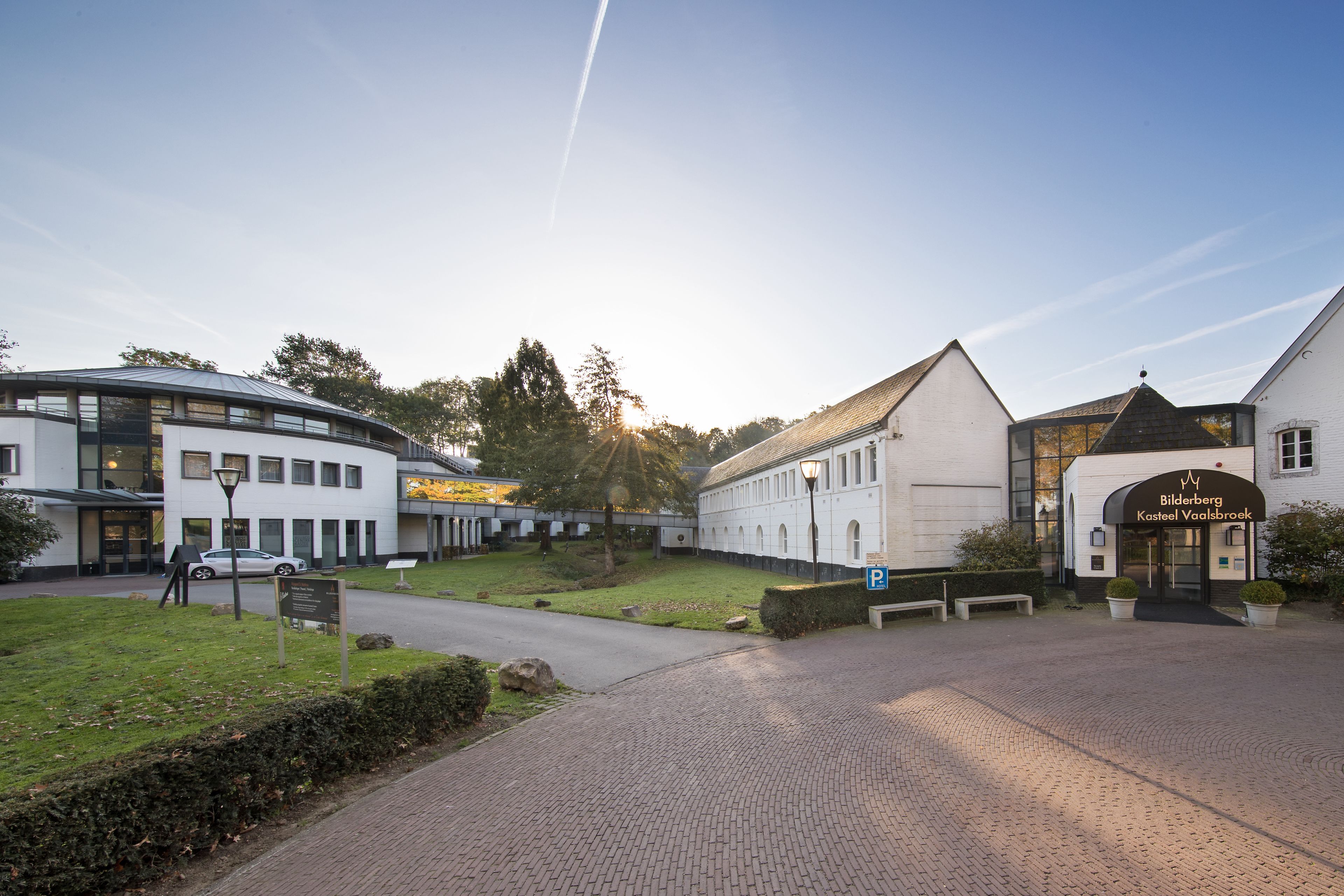A courtyard with a building labeled "Bilderberg Kasteel Vaalbroek," a paved walkway, and a parking sign.
