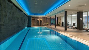 Indoor pool, sun loungers