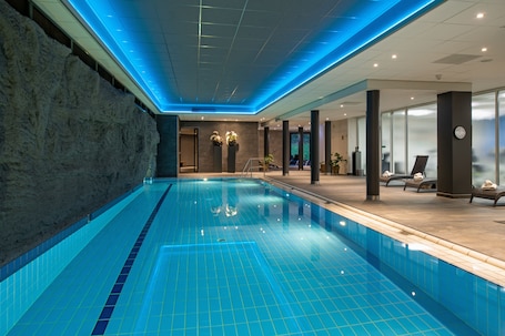 Indoor pool, sun loungers