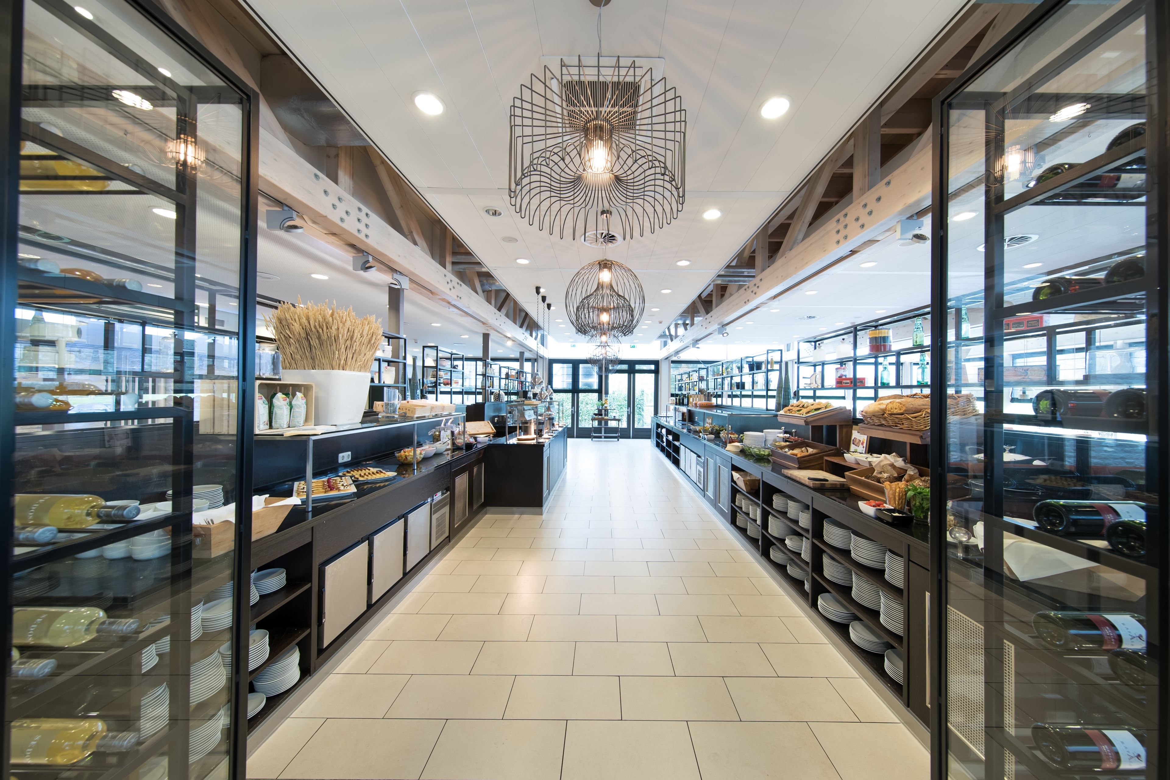 Un espace de restauration spacieux et bien éclairé, doté de vitrines et d’un îlot central.