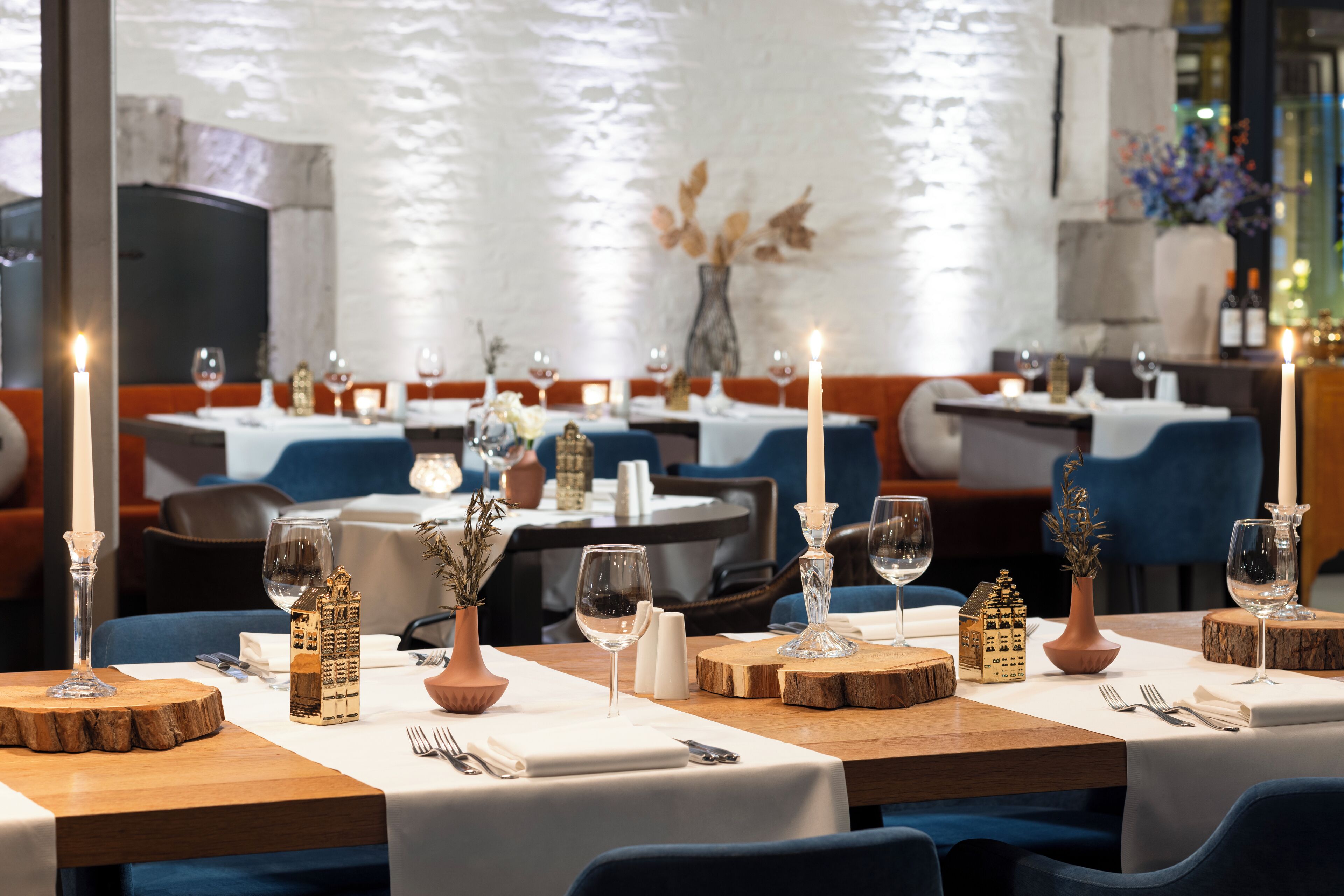 2 restaurants, dinner served