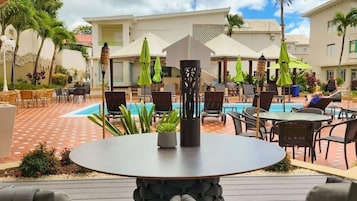 Una piscina al aire libre