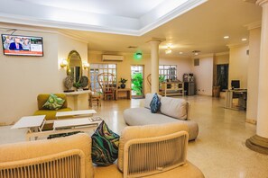 Coin salon dans le hall