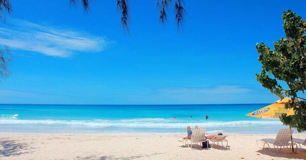 Pantai berhampiran 